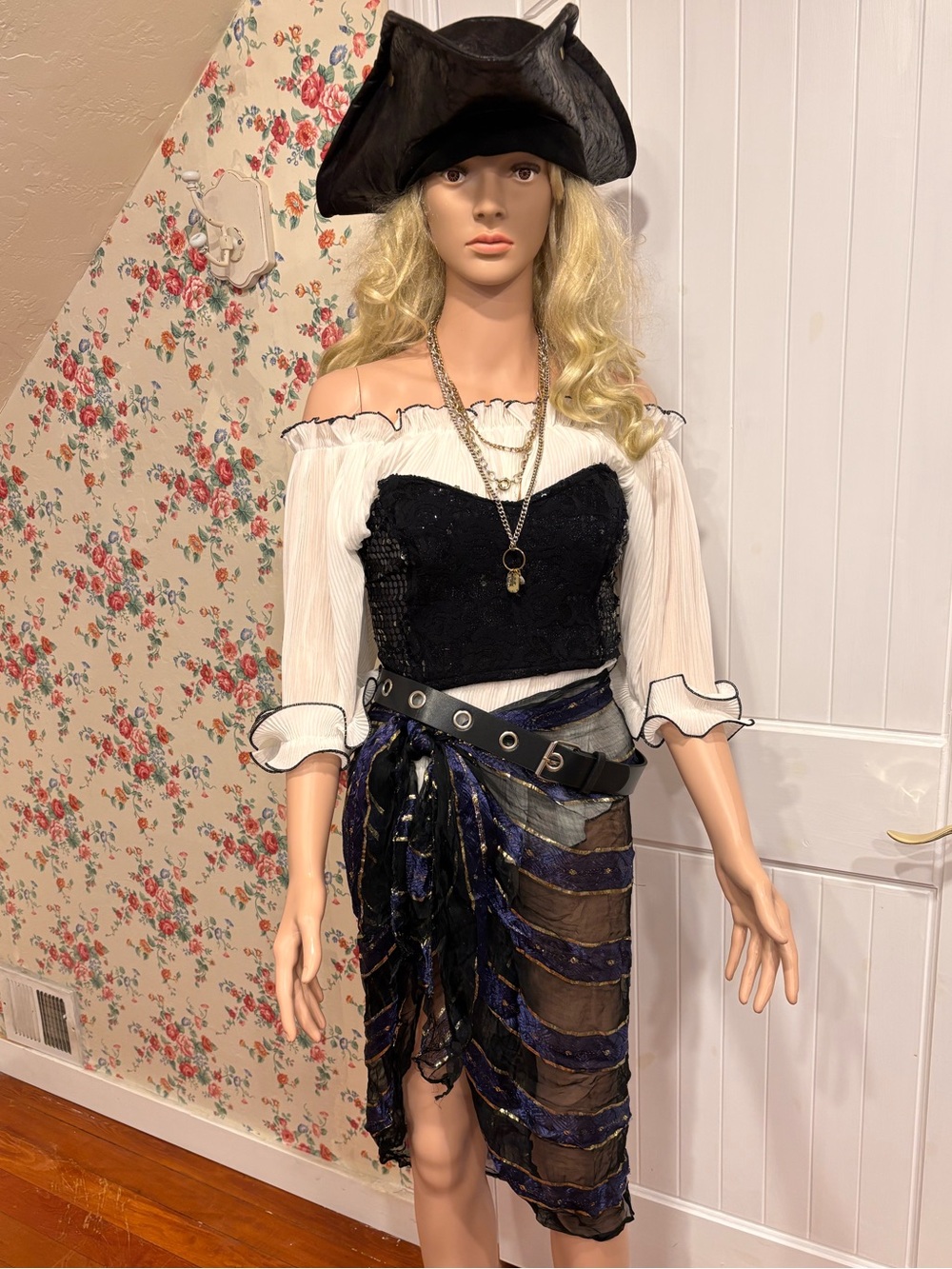 4 Piece Pirate Wench Costume Corset Blouse Skirt Belt Woman’s Size M